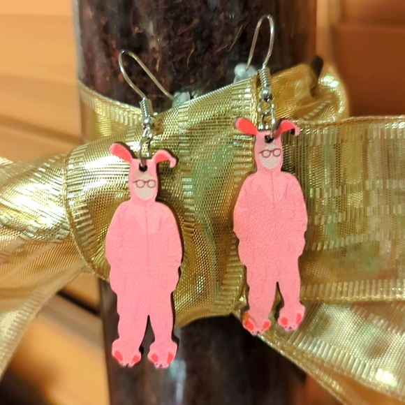 NIP: 🩷🐇🎄🎁 CHRISTMAS STORY 🤓RALPHIE'S PINK NIGHTMARE wooden dangle earrings! - Picture 2 of 6